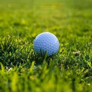 Balle de golf sur un green