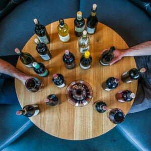 Dégustation sur une table de divers vins